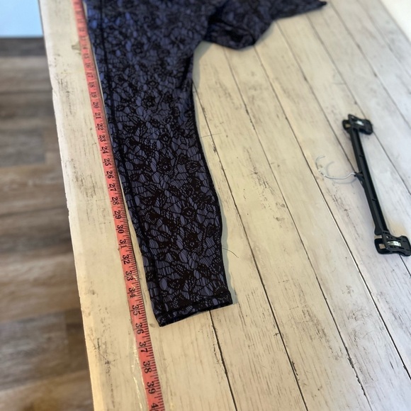 Fabletics PowerHold High Waisted 7/8 Legging Sabine
Blue Print Size Large - Picture 9 of 10